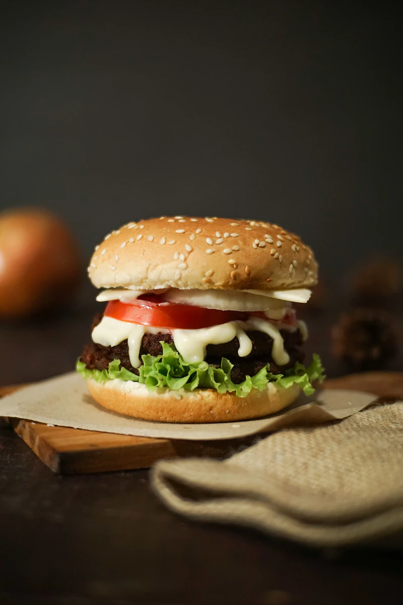 Burger su tagliere scuro