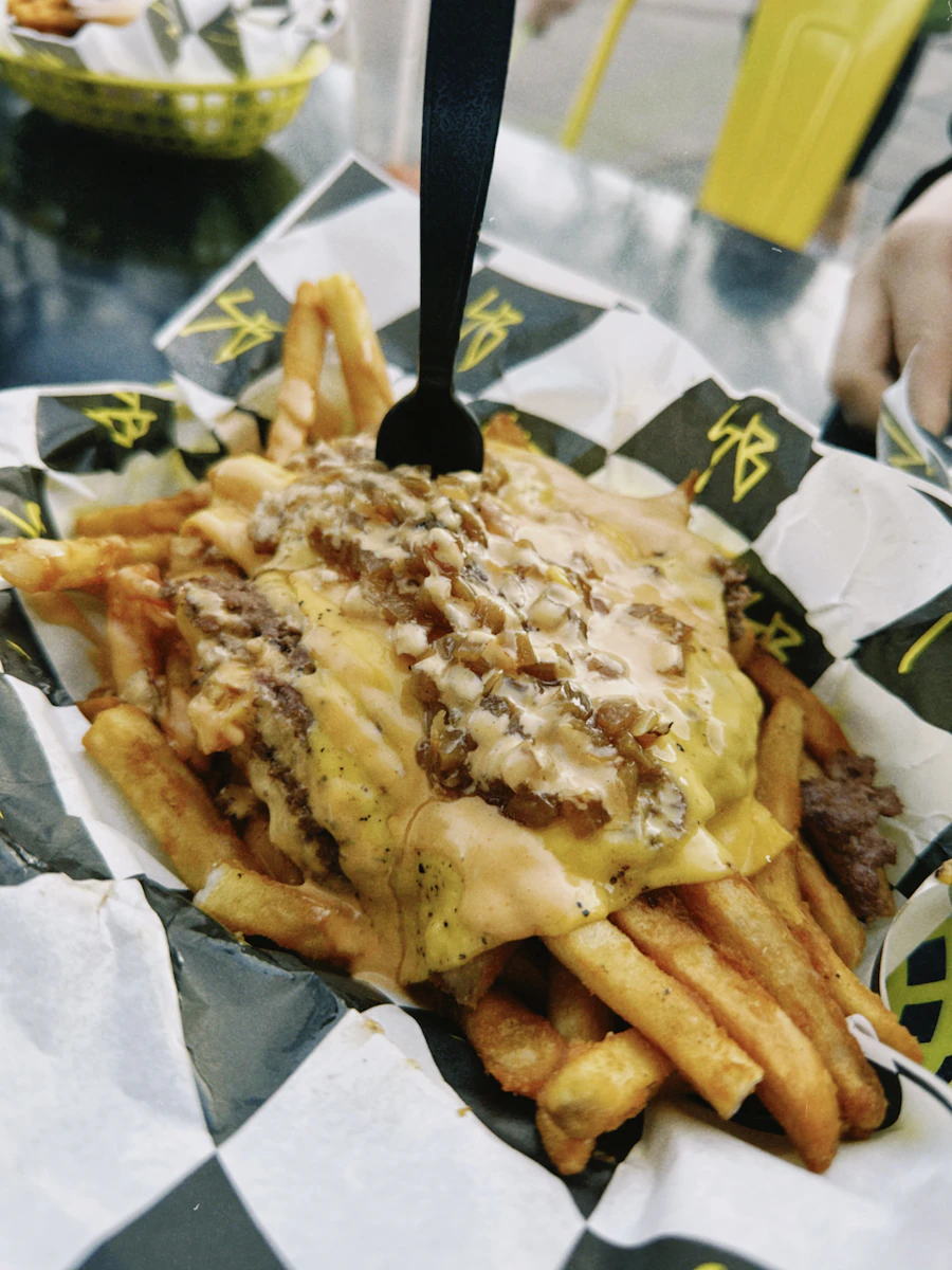 Loaded fries con cheddar e bacon